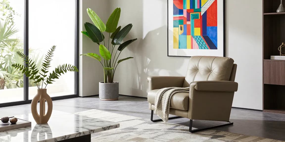 Ein Baxter Ledersessel in einem modernen Wohnzimmer, das italienisches Luxusdesign präsentiert.